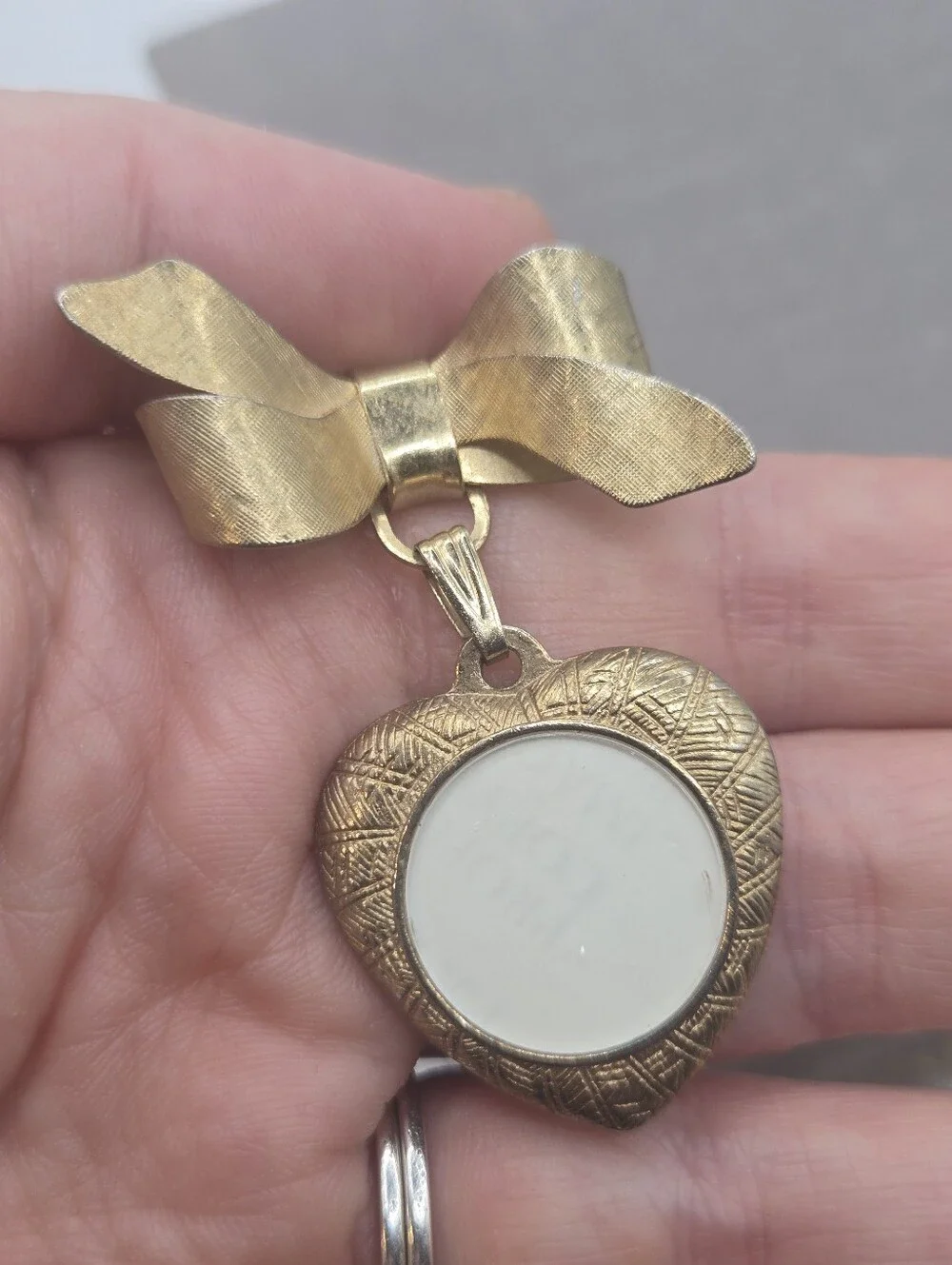 Vintage Gold Dangling Heart Bow Photo Brooch Pin VTG PTL Locket Shape Romantic